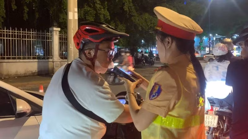 Cảnh sát giao thông Công an tỉnh Bình Dương kiểm tra nồng độ cồn người tham gia giao thông. Cảnh sát giao thông Công an tỉnh Bình Dương kiểm tra nồng độ cồn người tham gia giao thông.