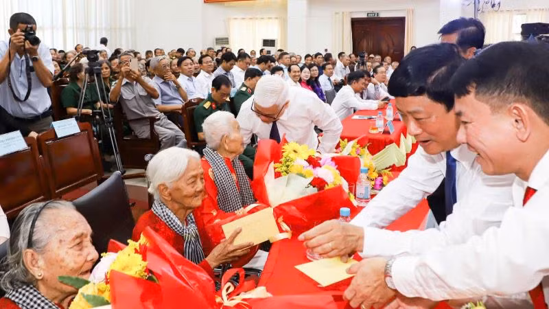 Lãnh đạo tỉnh Bình Dương và lãnh đạo huyện Dầu Tiếng thăm hỏi, trao tặng hoa và quà cho các Mẹ Việt Nam anh hùng tại buổi họp mặt truyền thống.