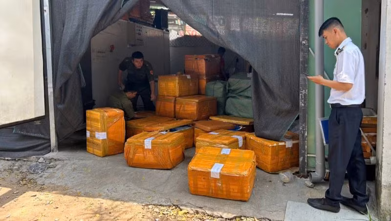 Đoàn kiểm tra phát hiện số lượng lớn thực phẩm không rõ nguồn gốc, xuất xứ.