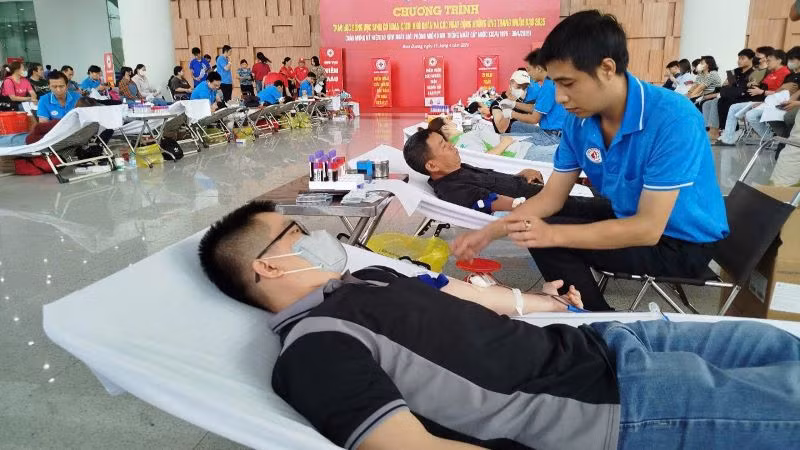 Ngày hội hiến máu tình nguyện đã thu hút nhiều người tham gia.