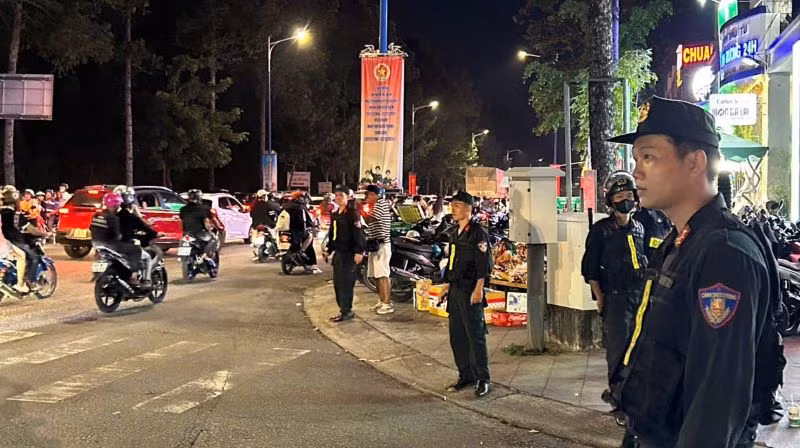 Cảnh sát cơ động tham gia bảo đảm an ninh trật tự và an toàn giao thông. Cảnh sát cơ động tham gia bảo đảm an ninh trật tự và an toàn giao thông.