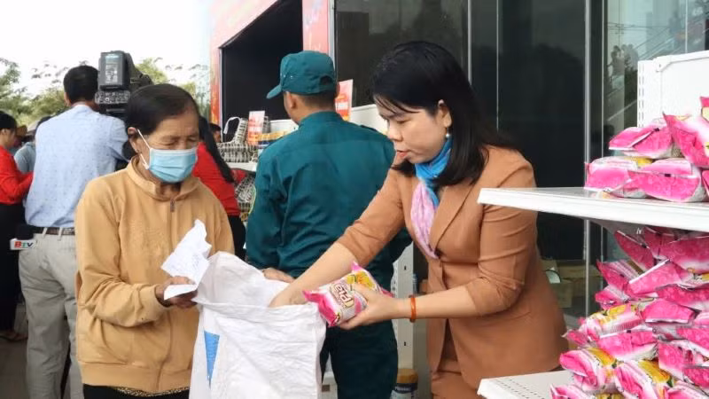 Tổ chức “Chợ Tết 0 đồng -Tết nhân ái” Xuân Ất Tỵ 2025 cho người nghèo tại chương trình.