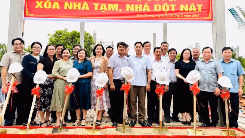 Các đại biểu chụp hình lưu niệm tại lễ khởi công "xóa nhà tạm, nhà dột nát".