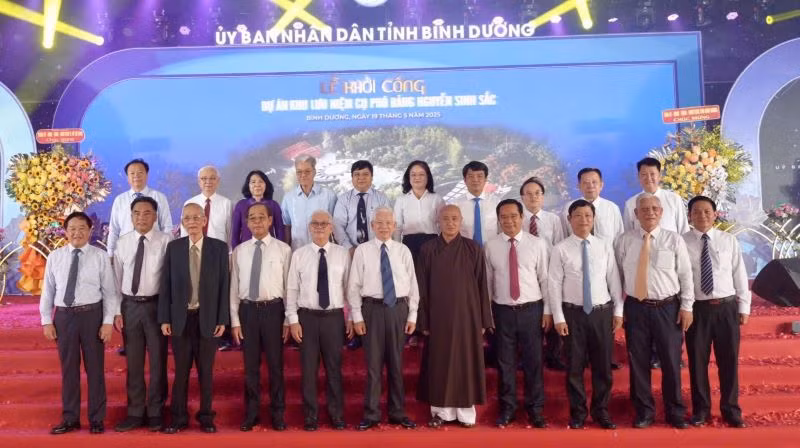 Nguyên Chủ tịch nước Nguyễn Minh Triết và các đại biểu chụp hình lưu niệm tại lễ khởi công dự án Khu lưu niệm Cụ Phó bảng Nguyễn Sinh Sắc.