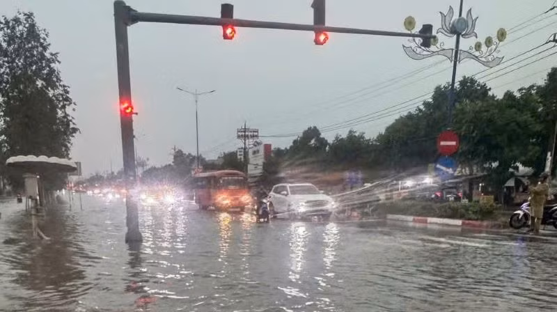 Mưa lớn gây ngập làm ảnh hưởng giao thông trong sáng ngày 10/5.