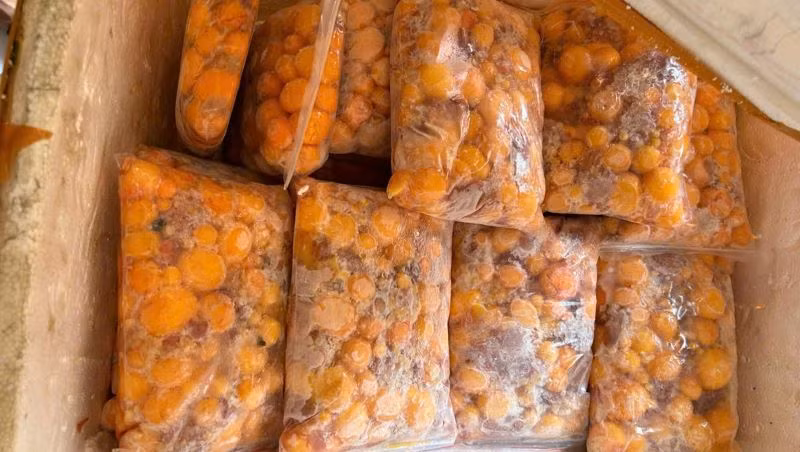 Trứng gà non không rõ nguồn gốc, xuất xứ.