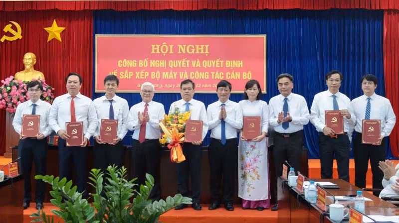 Thường trực Tỉnh ủy Bình Dương trao quyết định và tặng hoa chúc mừng Ban Giám đốc Sở Tài chính.