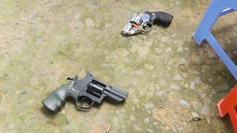 Hai khẩu súng mà đối tượng Lê Thành Vinh sử dụng khống chế chị K. Hai khẩu súng mà đối tượng Lê Thành Vinh sử dụng khống chế chị K.