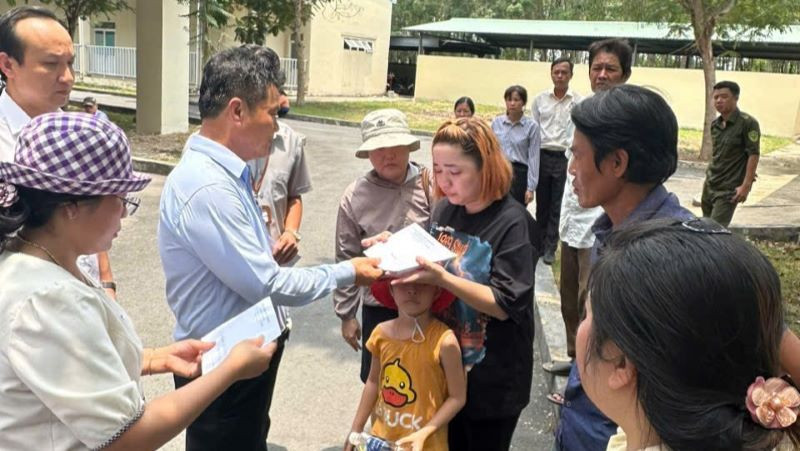 Đại diện chính quyền địa phương và chủ đầu tư khu công nghiệp thăm hỏi, động viên và trao hỗ trợ cho gia đình các nạn nhân. Đại diện chính quyền địa phương và chủ đầu tư khu công nghiệp thăm hỏi, động viên và trao hỗ trợ cho gia đình các nạn nhân.