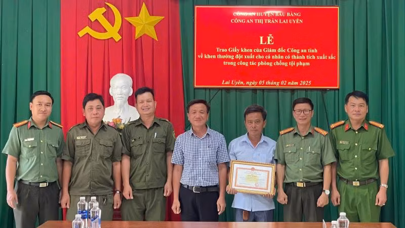 Thừa ủy quyền, đại diện Công an tỉnh Bình Dương trao tặng Giấy khen của Giám đốc Công an tỉnh cho ông Nguyễn Tấn Đức. 