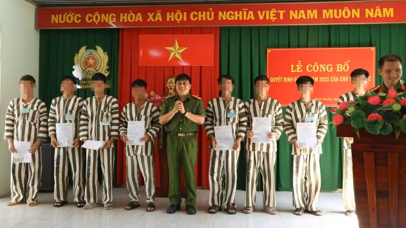 Trao Quyết định đặc xá cho phạm nhân.