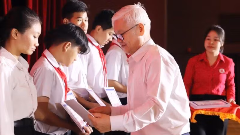 Bí thư Tỉnh ủy Bình Dương Nguyễn Văn Lợi trao học bổng cho học sinh có hoàn cảnh khó khăn.