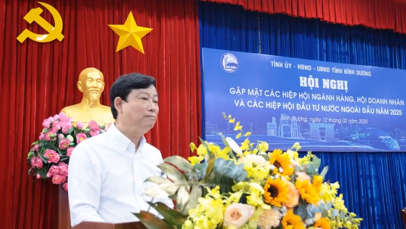 Chủ tịch Ủy ban nhân dân tỉnh Bình Dương Võ Văn Minh phát biểu ý kiến tại hội nghị.