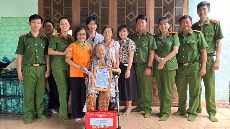 Phòng Cảnh sát Quản lý hành chính về trật tự xã hội Công an tỉnh Bình Dương lấy mẫu ADN và thăm hỏi, tặng quà cho Mẹ Việt Nam Anh hùng, thân nhân liệt sĩ chưa xác định danh tính.