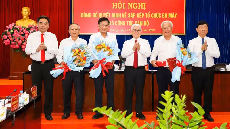 Thường trực Tỉnh ủy Bình Dương trao Quyết định của Ban Bí thư cho các đồng chí nghỉ hưu trước tuổi.