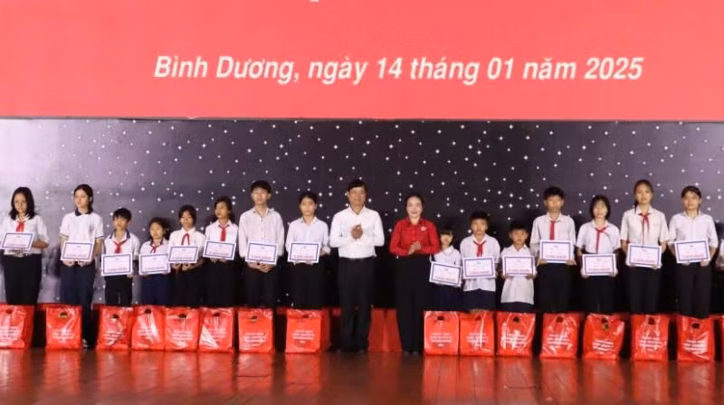 Trao học bổng và quà Tết cho học sinh có hoàn cảnh khó khăn.