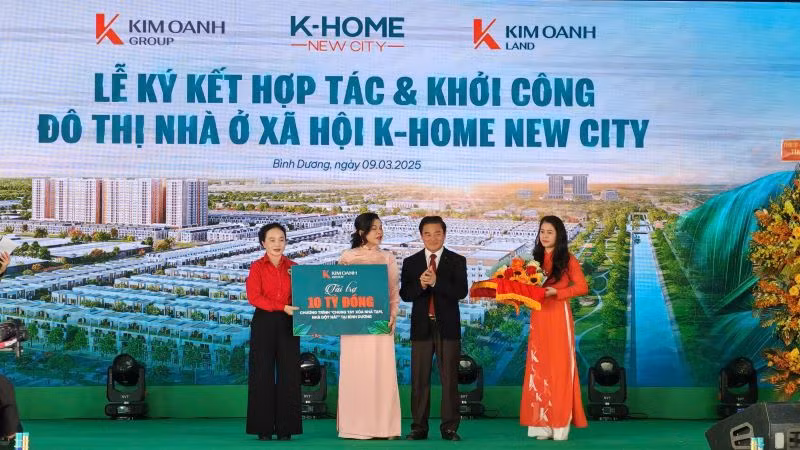 Lãnh đạo Kim Oanh Group trao tặng 10 tỷ đồng thông qua Hội Chữ Thập đỏ tỉnh Bình Dương để chuyển đến chương trình “Chung tay xóa nhà tạm, nhà dột nát” tại Bình Dương.