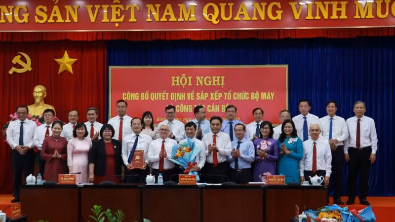 Trao Quyết định thành lập Đảng bộ Ủy ban nhân dân tỉnh trực thuộc Tỉnh ủy Bình Dương. Trao Quyết định thành lập Đảng bộ Ủy ban nhân dân tỉnh trực thuộc Tỉnh ủy Bình Dương.