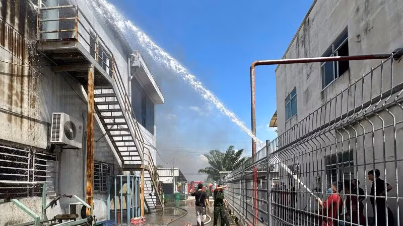 Hiện trường khu vực nhà xưởng xảy ra vụ cháy. 