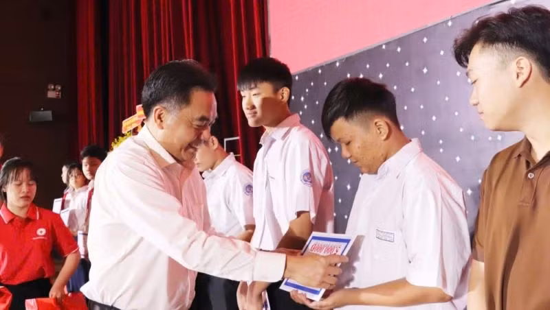 Phó Bí thư Tỉnh ủy Bình Dương Nguyễn Lộc Hà trao học bổng cho học sinh có hoàn cảnh khó khăn.