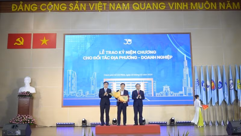 Đại diện Tổng Công ty Becamex IDC nhận Kỷ niệm chương tại chương trình.