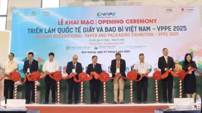 Các đại biểu thực hiện nghi thức khai mạc triển lãm.