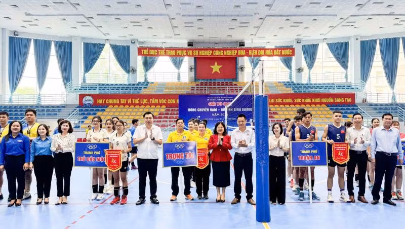 Các đại biểu tham dự lễ khai mạc Giải vô địch Bóng chuyền nam-nữ tỉnh Bình Dương năm 2025.