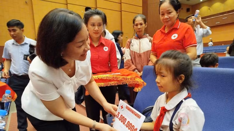 Bí thư Thành ủy Dĩ An Trương Thị Bích Hạnh trao học bổng cho học sinh có hoàn cảnh khó khăn tại chương trình.