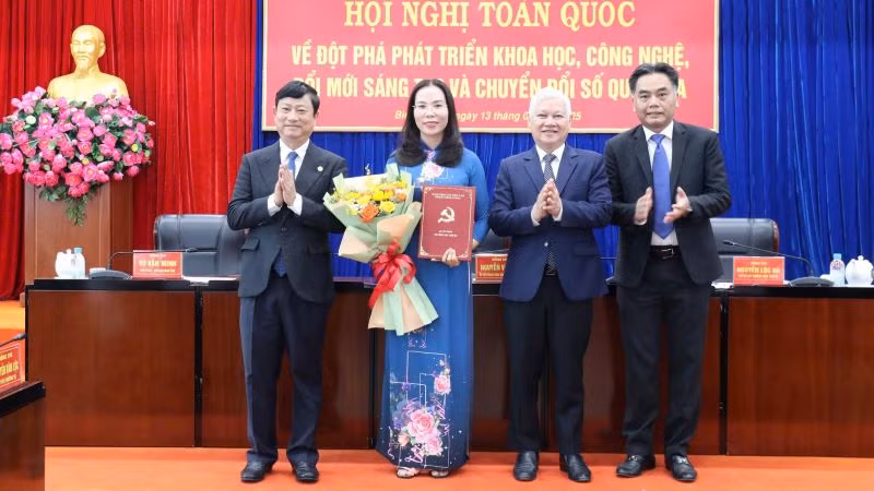 Thừa ủy nhiệm, lãnh đạo tỉnh Bình Dương trao Quyết định cho đồng chí Nguyễn Thị Tuyết Thanh.