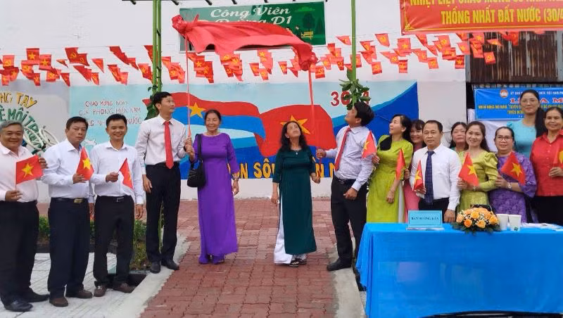 Các đại biểu thực hiện nghi thức khánh thành công viên tại các khu dân cư được xây dựng từ nguồn xã hội tại Ngày hội "Thống nhất non sông".