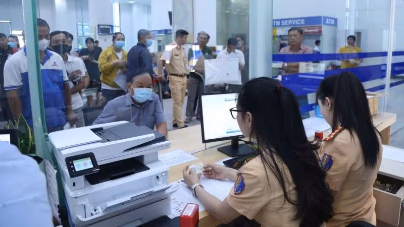 Cảnh sát giao thông Công an tỉnh Bình Dương đã tiếp nhận, giải quyết 38 trường hợp người dân đến đổi Giấy phép lái xe tại Trung tâm phục vụ hành chính công tỉnh Bình Dương trong sáng ngày 3/3.
