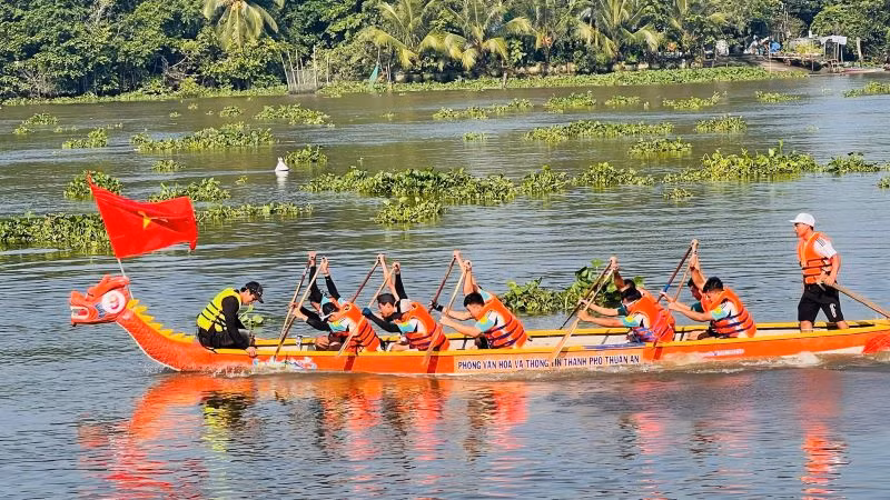 Các đội thuyền tranh tài sôi nổi tại giải đua.