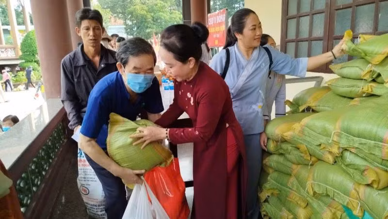 Chủ tịch Hội Chữ thập đỏ tỉnh Bình Dương Nguyễn Thị Lệ Trinh trao hỗ trợ gạo cho người dân.