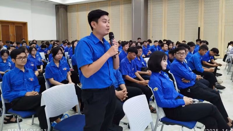 Thanh niên nêu ý kiến tại hội nghị.