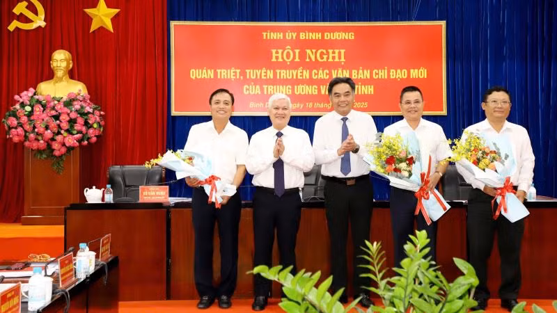 Lãnh đạo tỉnh Bình Dương trao Quyết định của Bộ Tài chính và tặng hoa chúc mừng các đồng chí được bổ nhiệm.