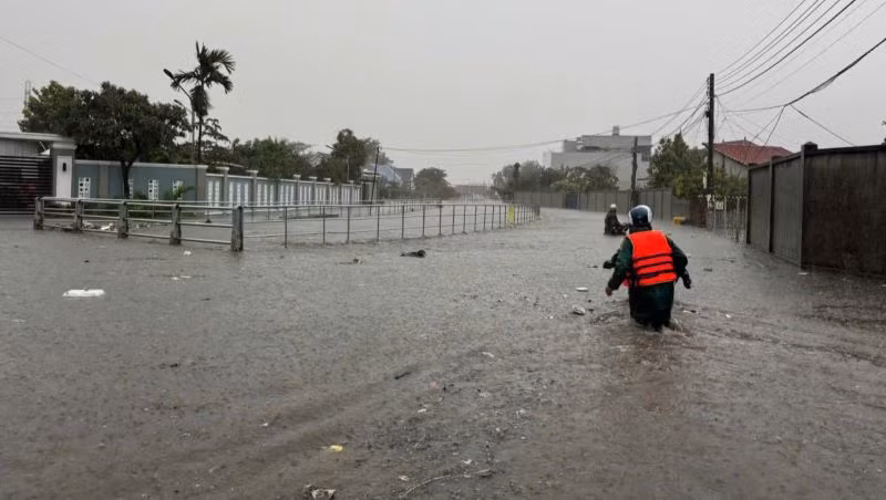 Nhiều khu vực tại tỉnh Bình Dương bị ngập sâu do mưa lớn gây ra.