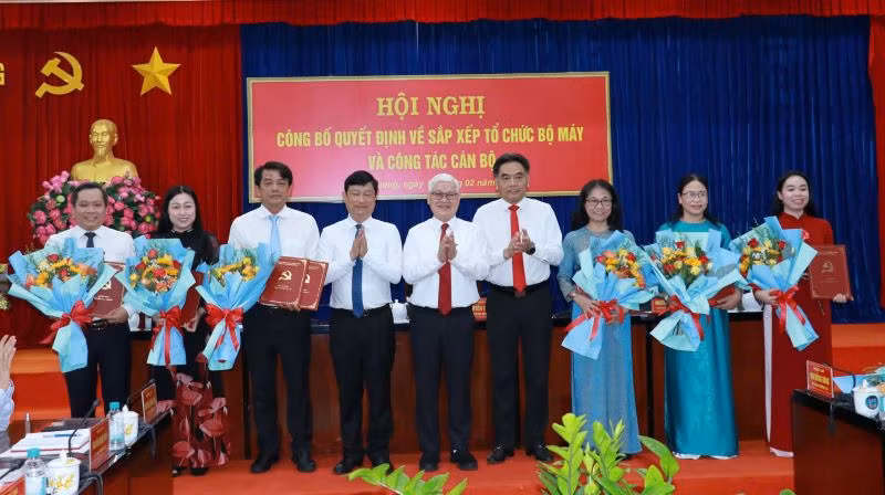 Trao Quyết định hợp nhất Ban Tuyên giáo Tỉnh ủy và Ban Dân vận Tỉnh ủy thành Ban Tuyên giáo và Dân vận Tỉnh ủy Bình Dương. Trao Quyết định hợp nhất Ban Tuyên giáo Tỉnh ủy và Ban Dân vận Tỉnh ủy thành Ban Tuyên giáo và Dân vận Tỉnh ủy Bình Dương.