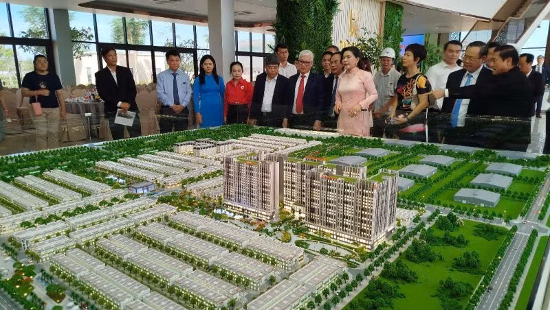 Các đại biểu tham quan mô hình Đô thị nhà ở xã hội K-Home New City.