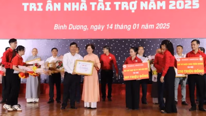 Lãnh đạo tỉnh Bình Dương trao bảng tri ân những đóng góp quý báu của các các cá nhân, đơn vị cho các hoạt động nhân đạo.