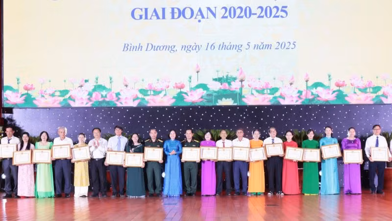 Trao Bằng khen của Ủy ban nhân dân tỉnh Bình Dương cho các cá nhân tiêu biểu trong học tập và làm theo tư tưởng, đạo đức, phong cách Hồ Chí Minh giai đoạn 2020-2025.