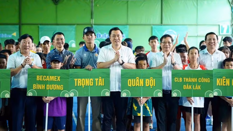 Các đại biểu và Ban tổ chức chụp hình lưu niệm cùng tổ trọng tài và các đoàn tham dự giải.