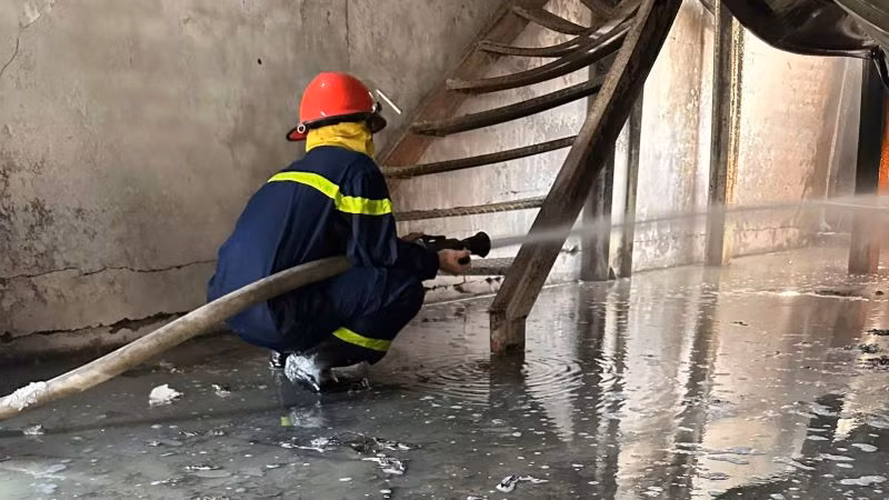 Cảnh sát Phòng cháy chữa cháy và Cứu nạn cứu hộ Công an tỉnh Bình Dương tiếp cận chữa cháy từ nhiều hướng để dập lửa.