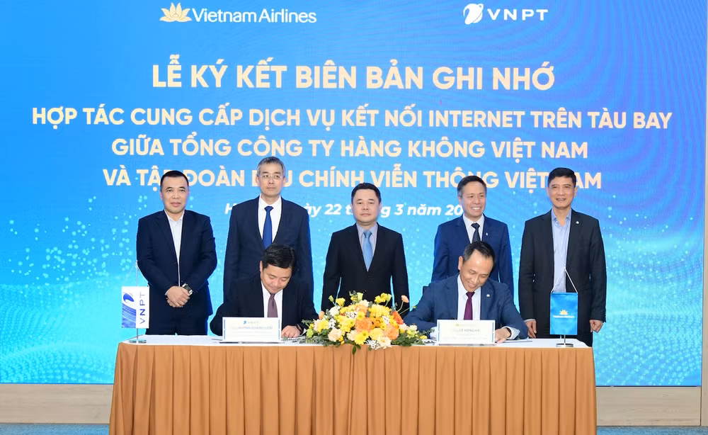 Ký kết Biên bản ghi nhớ hợp tác cung cấp dịch vụ kết nối Internet trên tàu bay giữa Vietnam Airline và VNPT