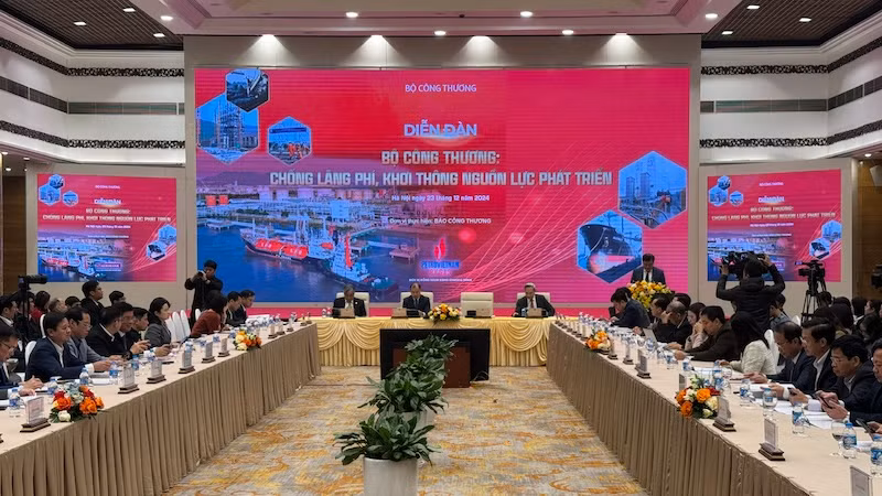 Toàn cảnh Diễn đàn "Bộ Công thương: Chống lãng phí, khơi thông nguồn lực phát triển".