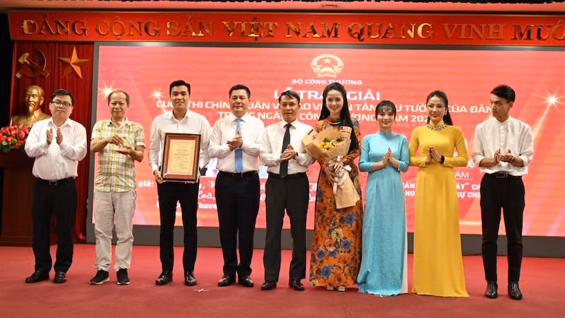 Bộ trưởng Nguyễn Hồng Diên, Thứ trưởng Công thương Trương Thanh Hoài và Phó Chủ tịch Thường trực Hội Nhà báo Việt Nam Nguyễn Đức Lợi trao chứng nhận cho nhóm tác giả Báo Công thương đoạt giải Đặc biệt.