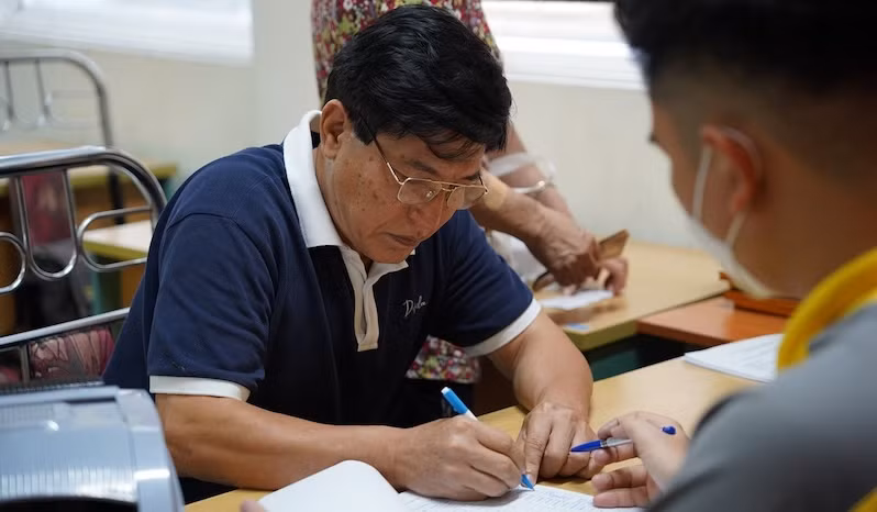 Người dân nhận lương hưu, trợ cấp bảo hiểm xã hội tại bưu điện.