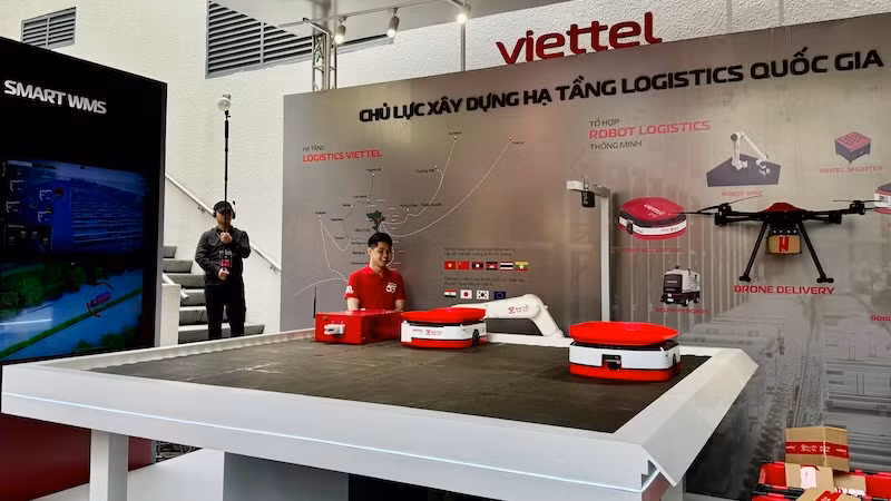 Hệ thống robot tự hành chia chọn tự động của Viettel Post.