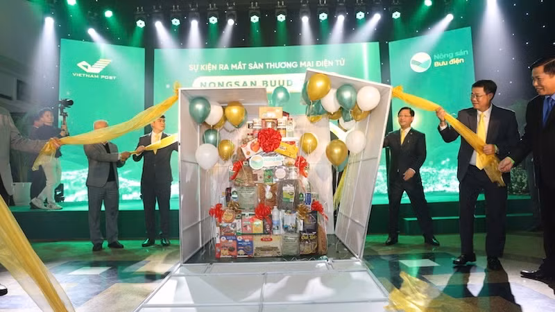 Các đại biểu thực hiện nghi thức ra mắt sàn thương mại điện tử nongsan.buudien.vn