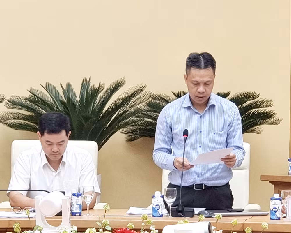 Vụ trưởng Vụ Dầu khí và Than Nguyễn Việt Sơn báo cáo tại hội nghị.