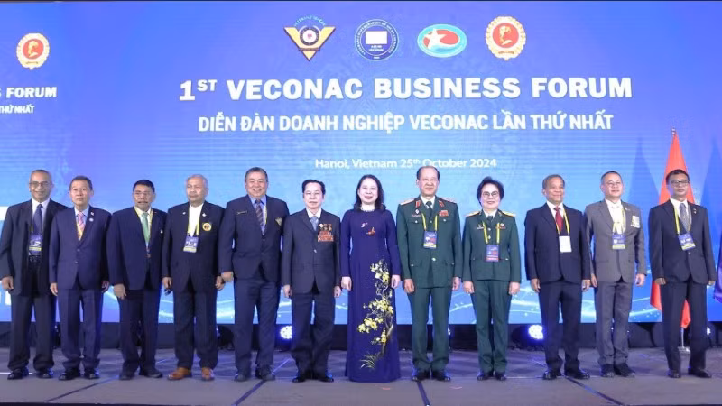 Phó Chủ tịch nước Võ Thị Ánh Xuân (trang phục áo dài) và Anh hùng lao động Lê Văn Kiểm cùng các đại biểu dự Diễn đàn Doanh nghiệp Cựu Chiến binh các nước ASEAN.